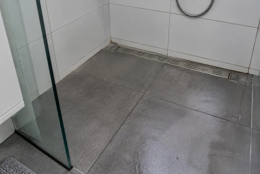 Lekdetectie Velp – lekkende inloopdouche met natte voegen