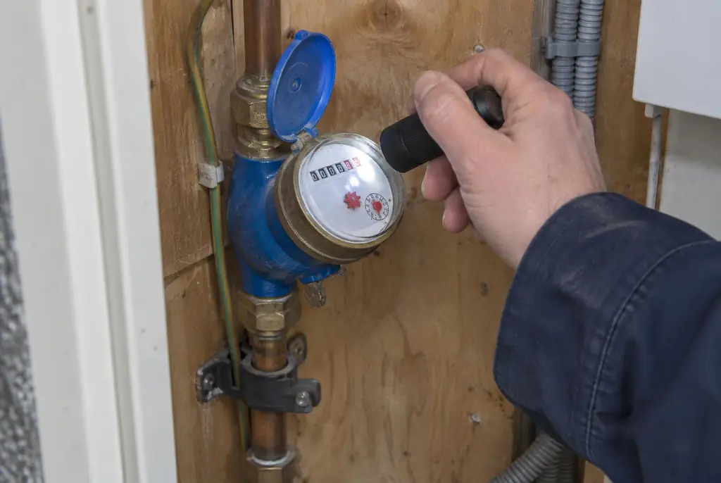 Lekdetectie Velp – watermeter in de meterkast controleren met een zaklamp